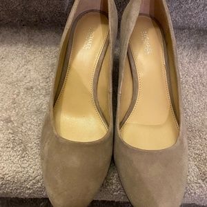 NWOT Micheal Kors SUEDE PUMPS SIZE 7.5
